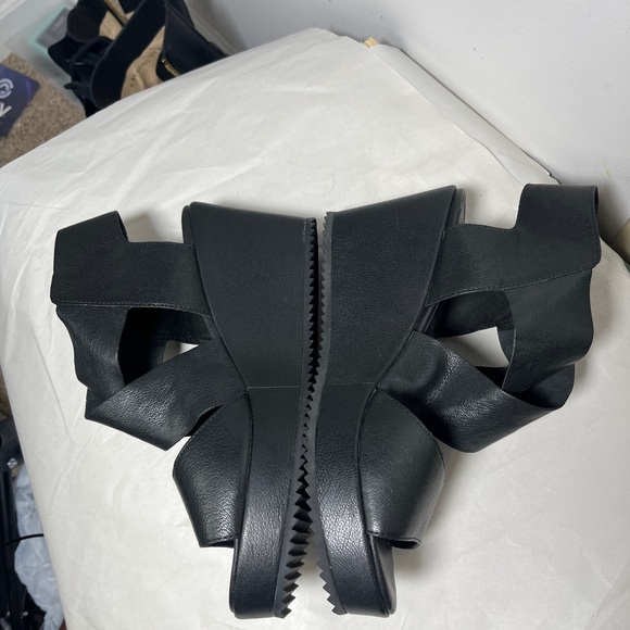 EILEEN FISHER Whimsy Wedge Sanal in a size 8 Black
Style No. EF47893 - Picture 5 of 10